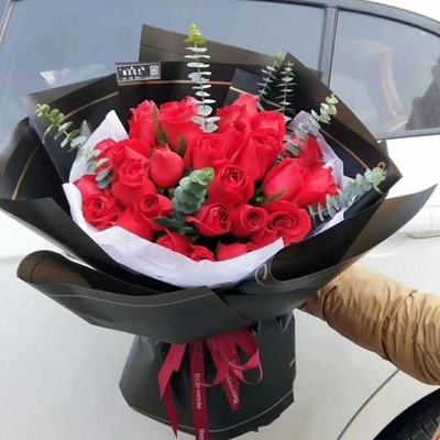 18朵大紅玫瑰花束+尤加利葉