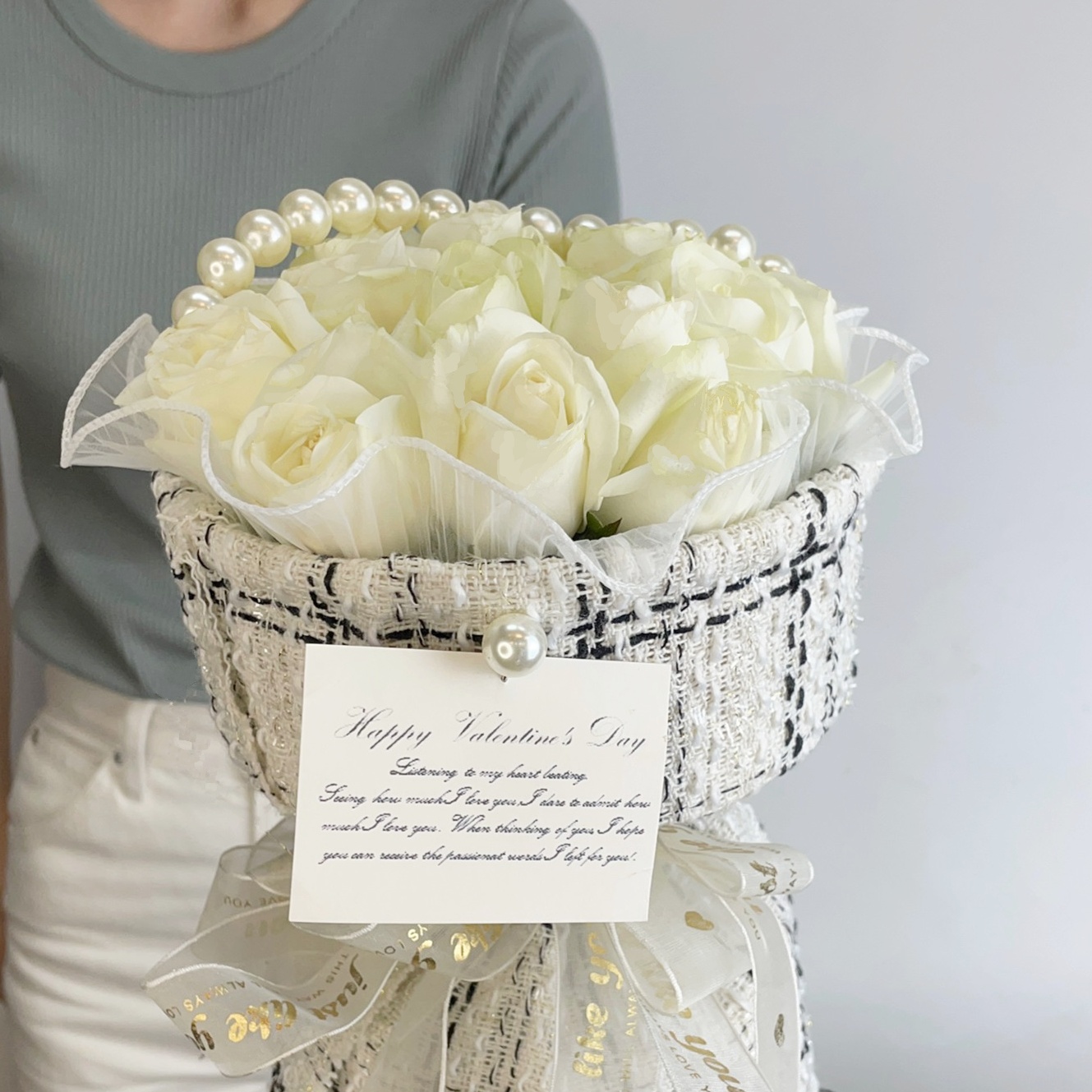 16朵白玫瑰+精緻小香風包裝(附贈透明禮盒)