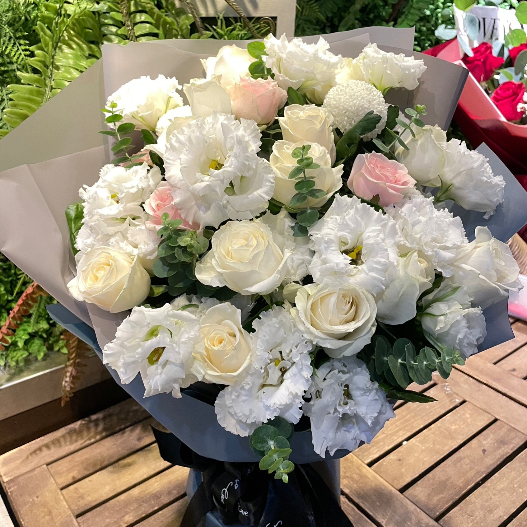 白玫瑰花束12朵+白粉桔梗+尤加利葉或當季葉材