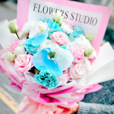 6朵玫瑰+白.藍桔梗以及蝴蝶蘭點綴